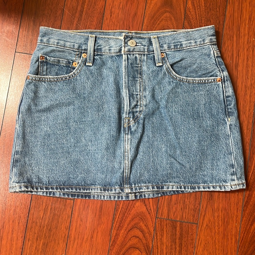 Levi’s Icon denim skirt. Size 28